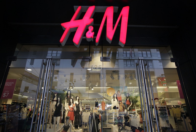 Prodejce oděvů Hennes & Mauritz (H&M). 