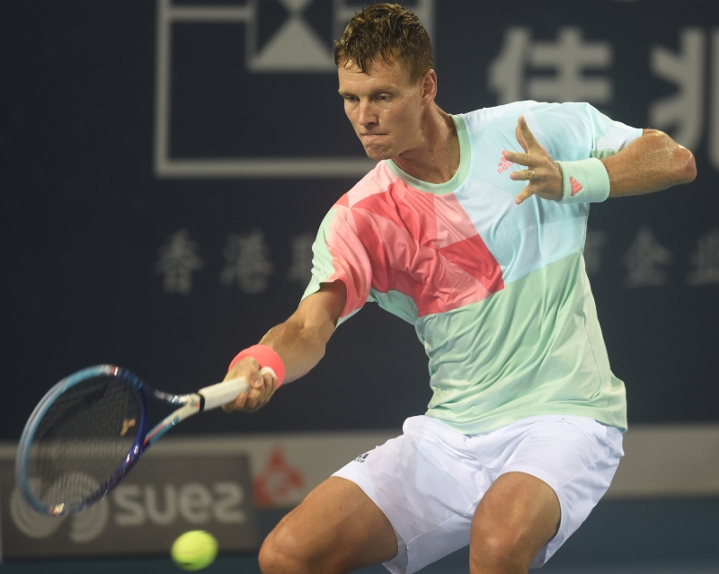České čtvrtfinále turnaje v Šen-čenu zvládl stejně jako loni lépe Tomáš Berdych, který zdolal Jiřího Veselého 7:6 (7:1), 3:6 a 6:2. 