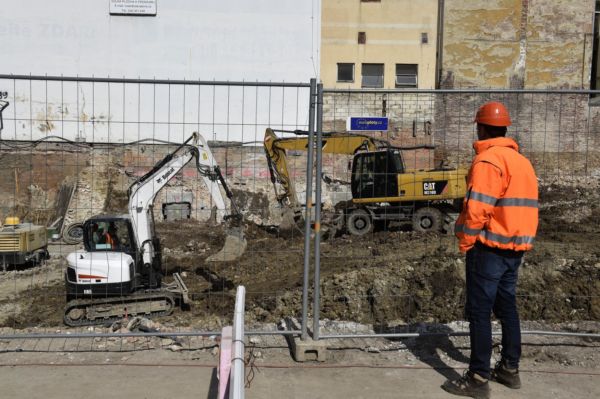 V prostoru budoucího sálu je zatím jen velká díra.