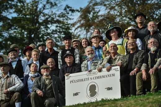 Slavnostní zahájení 50. sezony Divadla Járy Cimrmana za účasti většiny herců souboru v Příchovicích na Jablonecku.