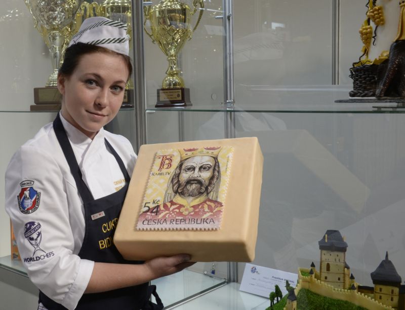 Dort ve tvaru poštovní známky s Karlem IV. Výtvor cukrářky Denisy Drahotské.