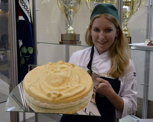 Tereza Minaříková, jedna z účastnic soutěže Cukrář roku se svým výtvorem.
