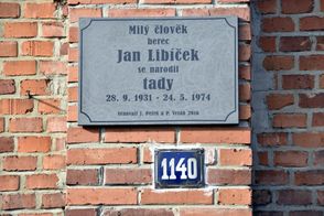 Pamětní deska věnovaná Janu Libíčkovi.