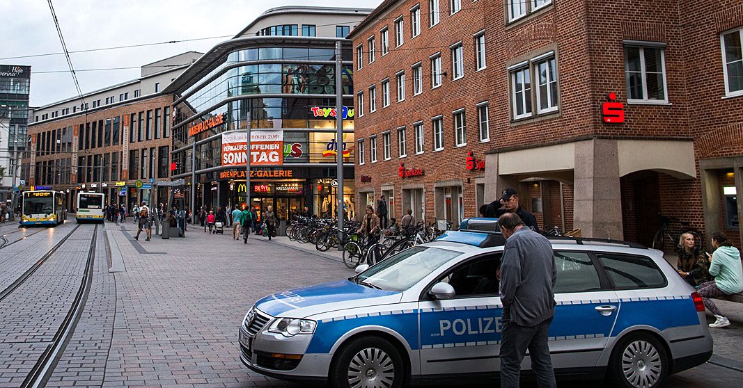 Německá policie v ulicích Schwerinu.
