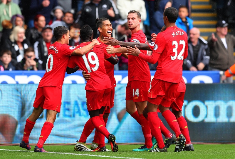 Fotbalisté Liverpoolu se radují ze vstřelené branky.