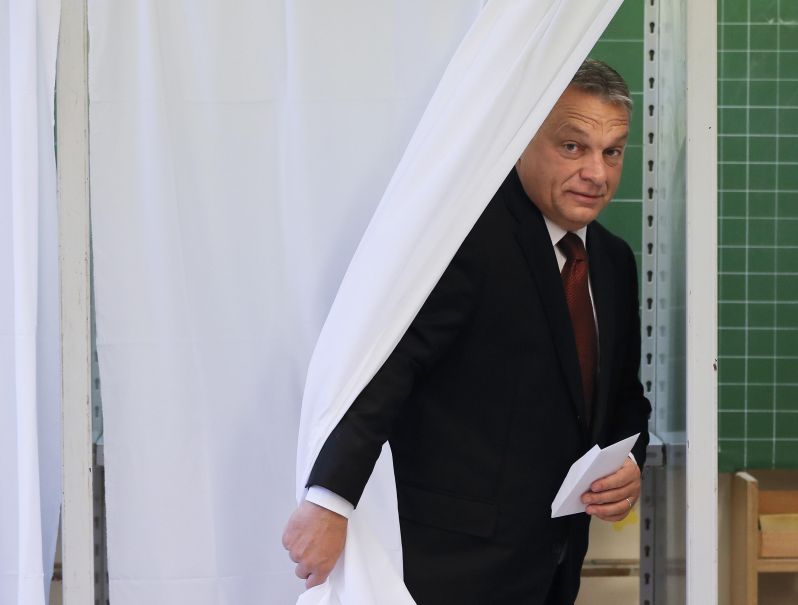 Maďarský premiér Viktor Orbán se chystá hlasovat.