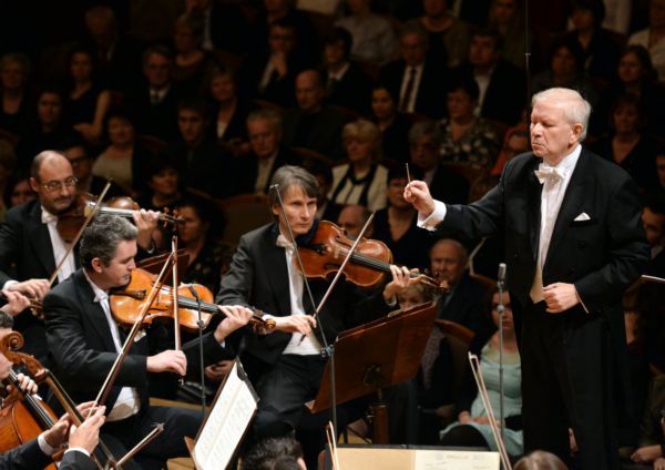 Hudebníci České filharmonie budou mít nové oděvy.
