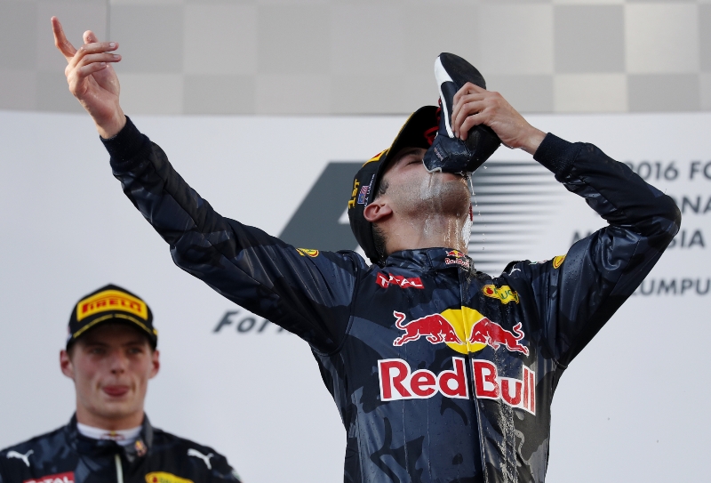 Velkou cenu Malajsie vyhrál Ricciardo, Hamilton nedoje.