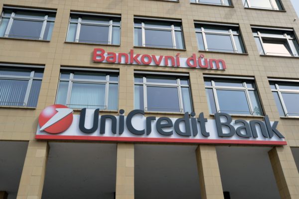 UniCredit Bank zaznamenala mírný pokles počtu zaměstnanců.