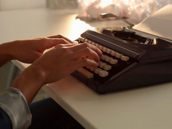 Investigativní novinář zřejmě odhalil pravou identitu slavné spisovatelky. 