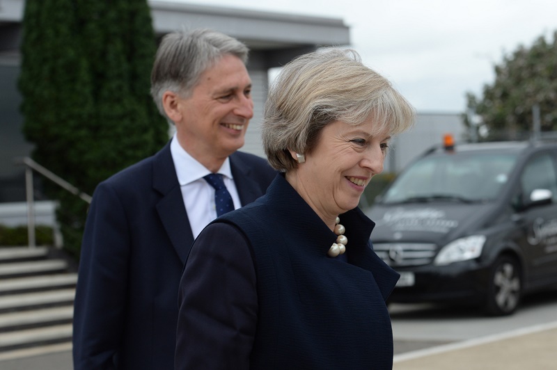 Philip Hammond a Theresa Mayová.
