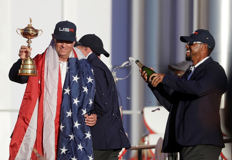 Tiger Woods pokropil kapitána Davise Lovea šampaňským.