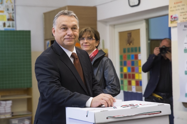 Viktor Orbán hlasuje. Viktor Orbán hlasuje.