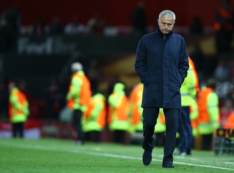 Zakaboněný trenér Manchesteru United José Mourinho. 