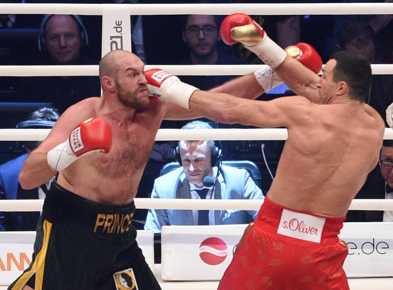 Tyson Fury (vlevo) se odvety s Vladimirem Kličkem nedočká. Ukončil kariéru.