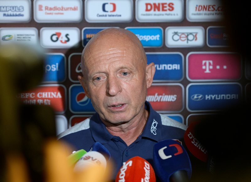 Trenér Karel Jarolím ještě v nejbližší době rozšíří současný dvacetičlenný kádr o další tři hráče.