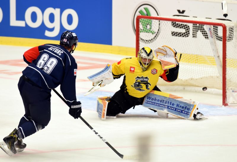 Útočník Vítkovic Roman Sturzc střílí třetí gól v utkání HC Vítkovice Ridera - Krefeld. 