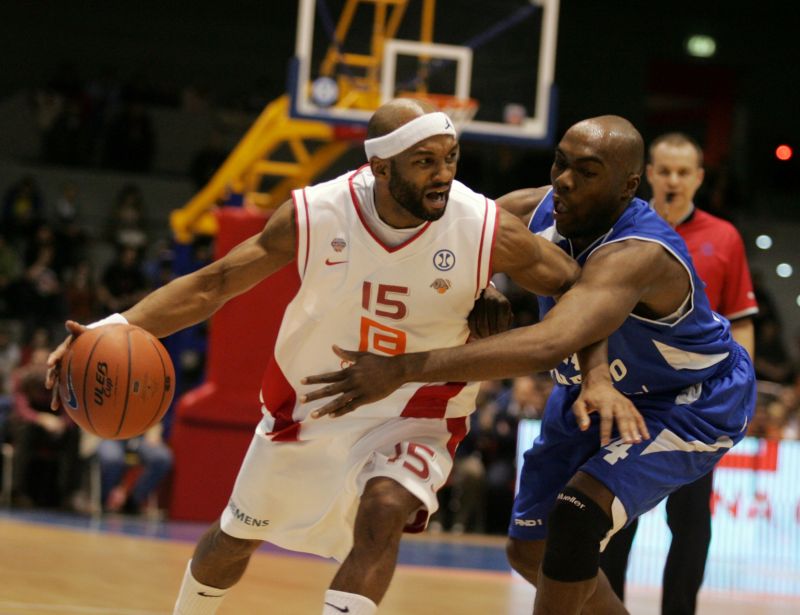 Basketbalista Nymburku Arthur Lee (vlevo).