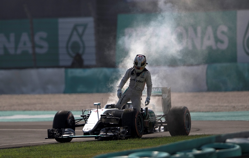 Hoří! Motor Lewise Hamiltona nevydržel Velkou cenu Malajsie. Hoří! Motor Lewise Hamiltona nevydržel Velkou cenu Malajsie.