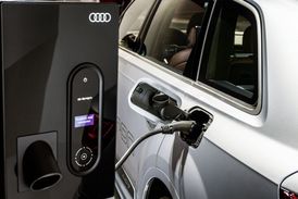 Kromě spalovacího motoru pohání vůz elektromotor s možností externího dobíjení baterií.