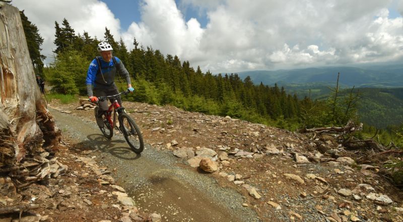 Celkem je v Trail Parku nyní v provozu více než 18 kilometrů tras pro horská kola i koloběžky. Celkem je v Trail Parku nyní v provozu více než 18 kilometrů tras pro horská kola i koloběžky.