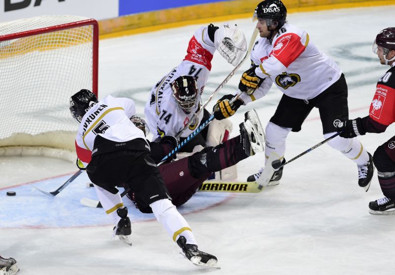 Úvodní utkání 1. kola play off hokejové Ligy mistrů: HC Sparta Praha - Kärpät Oulu skončilo remízou 1:1.
