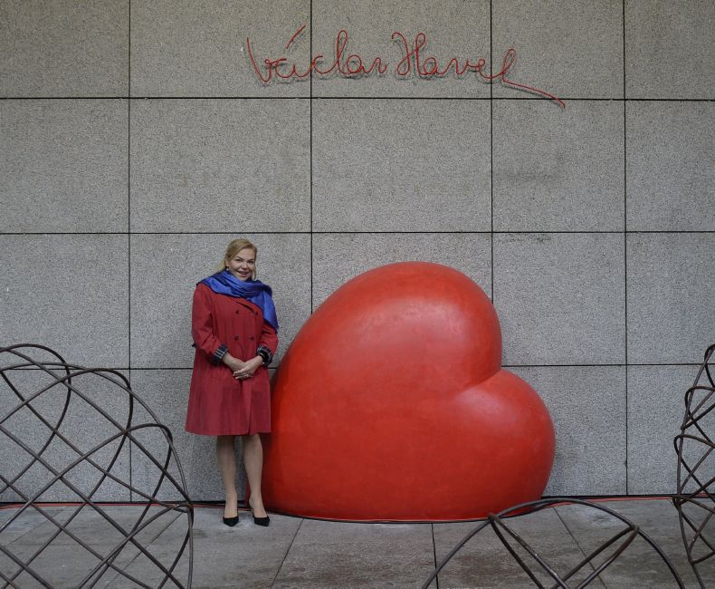 Dagmar Havlová na piazzetě Národního divadla, kde byla symbolicky odhalena tabule s novým názvem Náměstí Václava Havla a výtvarná instalace sochaře Kurta Gebauera při příležitosti zahájení mezinárodního divadelního festivalu Pražské křižovatky, který na počest Václava Havla připravilo Národní divadlo.