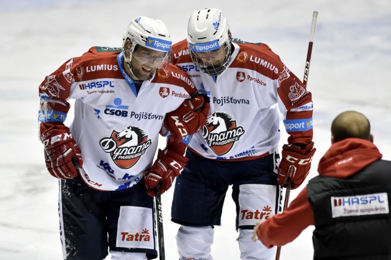 Pardubice porazily Karlovy Vary 5:3. Zleva Tomáš Kaut a Martin Kaut z Pardubic.
