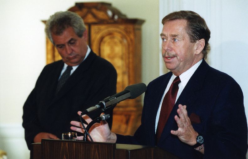 Miloš Zeman (vlevo )a Václav Havel (archivní snímek).
