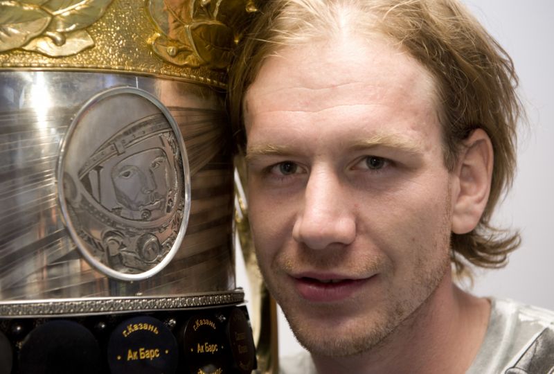 Hokejista Filip Novák je držitelem Gagarinova poháru, který získal za vítězství v KHL se spoluhráči Dynama Moskva.