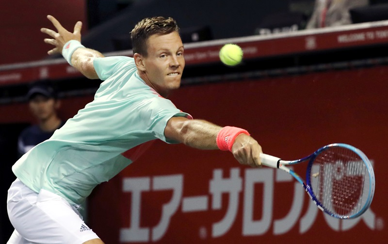Tenista Tomáš Berdych po nedělním triumfu v Šen-čenu vypadl na následném turnaji v Tokiu hned v prvním kole. Tenista Tomáš Berdych po nedělním triumfu v Šen-čenu vypadl na následném turnaji v Tokiu hned v prvním kole.