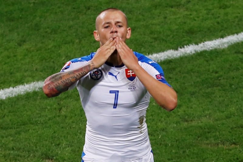 Vladimír Weiss mladší řeší nefotbalový problém. Vladimír Weiss mladší řeší nefotbalový problém.