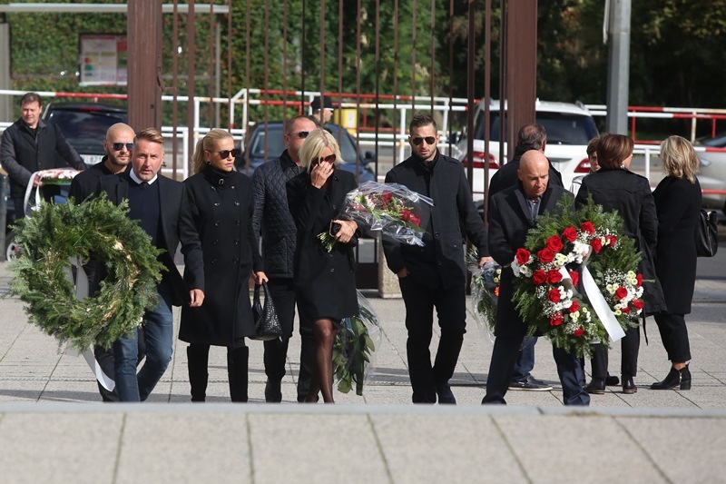 Pohřbu se zúčastnilo mnoho známých osob. Pohřbu se zúčastnilo mnoho známých osob.