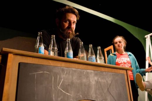 Divadlo Drak zkoumá v autorské hře TIK TAK TIK TAK tajuplný fenomén času (na snímku herec Dominik Linka).