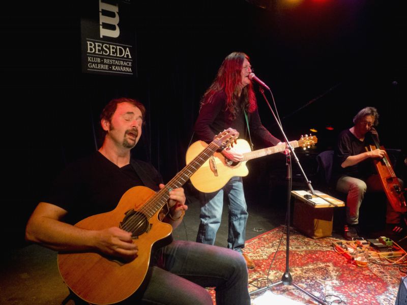 Ivan Hlas Trio během koncertu.
