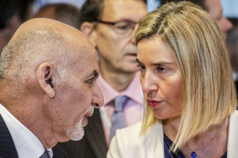 Šéfka unijní diplomacie EU Federica Mogheriniová s afghánským prezidentem Ašrafem Gháním na konferenci o Afghánistánu v Bruselu.
