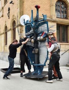 Monumentální tři metry vysoká a tři tuny vážící plastika Totem civilizace od Valeriána Karouška před Oblastní galerii-Lázně v Liberci.
