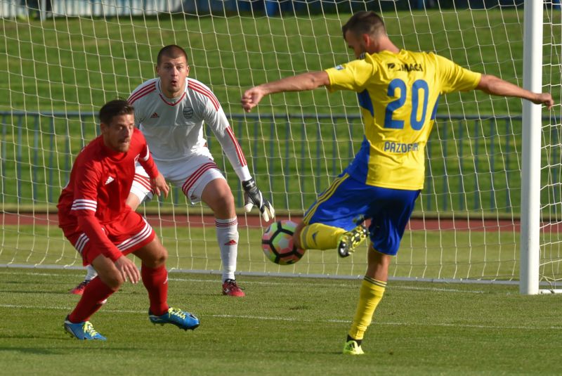 Zlín porazil Tachov a v poháru jde dál. Zleva David Vaněček a brankář Dan Houdek (oba z Tachova) a Lukáš Pazdera ze Zlína.