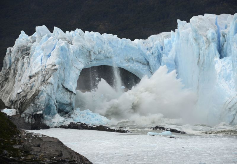 Tání argentinského ledovce Perito Moreno zapříčiněné důsledky globálního oteplování.