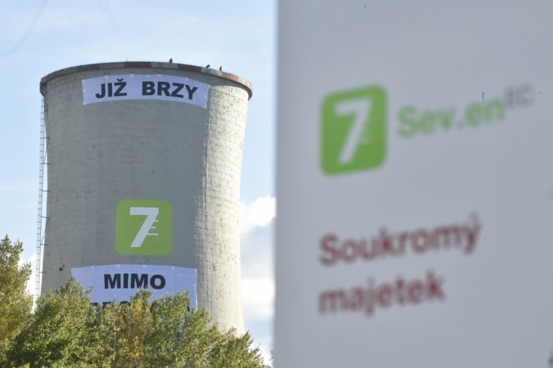 Na chladicí věži elektrárny Chvaletice protestují aktivisté proti modernizaci a prodloužení provozu elektrárny, což podle nich přinese další zhoršení životního prostředí.