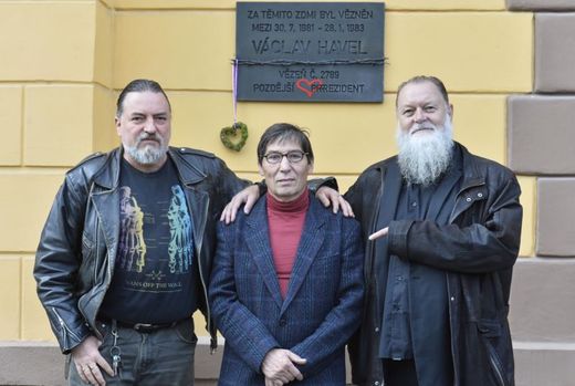 Ocelovou pamětní desku na památku Václava Havla odhalili na budově věznice v Plzni - Borech. Připomíná, že dramatik, disident a pozdější prezident byl ve věznici vězněn mezi lety 1981 a 1983. Na snímku zleva iniciátor sbírky na pamětní desku Marcel Hájek, autor František Bálek a senátor a starosta městské části Slovany v Plzni Lumír Aschenbrenner.