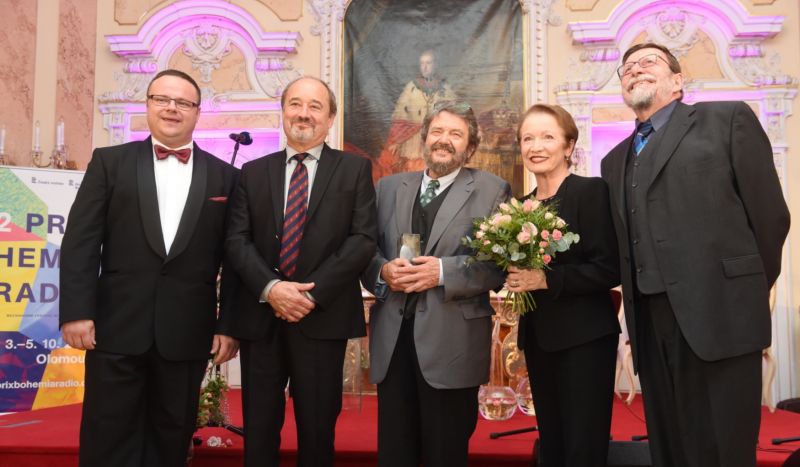 Zleva generální ředitel Českého rozhlasu René Zavoral, herec Viktor Preiss, skladatel a textař Jan Spálený, herečka Hana Maciuchová a rozhlasový autor a publicista Josef Veselý se společně fotografují na slavnostním večeru, který se uskutečnil v Olomouci na závěr 32. mezinárodního festivalu rozhlasové tvorby Prix Bohemia Radio 2016.