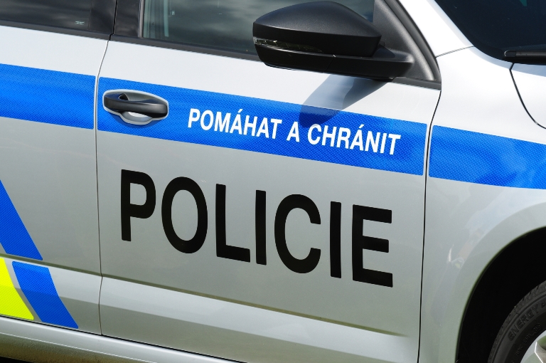 Policie prohledává místo po explozi.