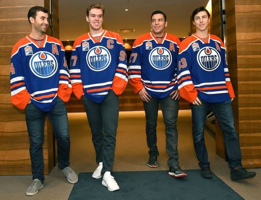 Connor McDavid a jeho asistenti.