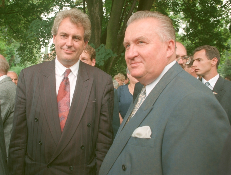 Miloš Zeman s Michalem Kováčem v Bratislavě v roce 1995.