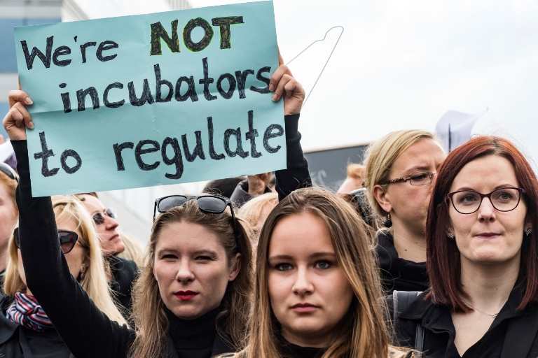Návrh na zpřísnění zákona o potratech vyvolal vlnu demonstrací.