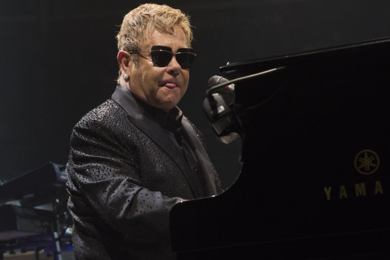 Zpěvák a klavírista Elton John.