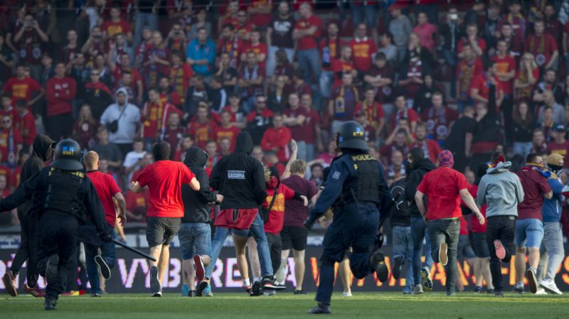 Fanoušci pražské Sparty vnikli při derby na hřiště.