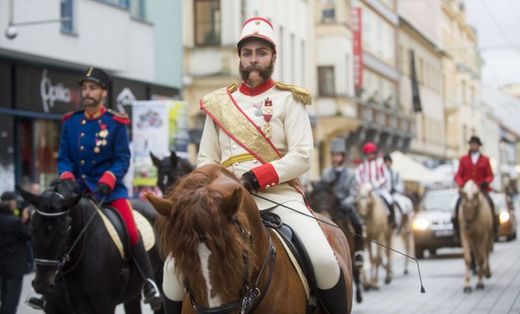 Jezdci byli v kostýmech osobností spojených s historií dostihů.