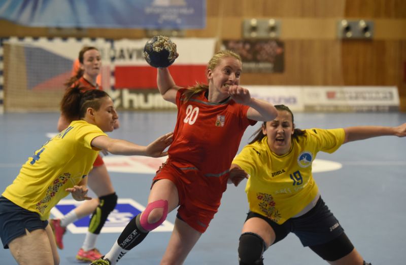 Česká reprezentantka Veronika Malá v utkání v kvalifikačním utkání s Ukrajinou. 